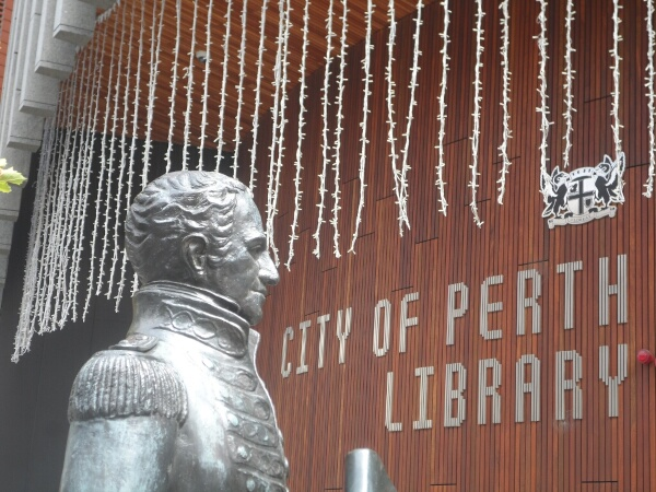 Abbildung 3. „Zeitensprung“: Die Modernität australischer Forschungseinrichtungen spiegelt das Bewusstsein für den weitreichenden Zugang zu nationaler Bildung: die City of Perth Library (vollendet 2016) verdeutlicht zugleich breitenwirksames Interesse an ökologisch-kreativer Gestaltung von Architektur.